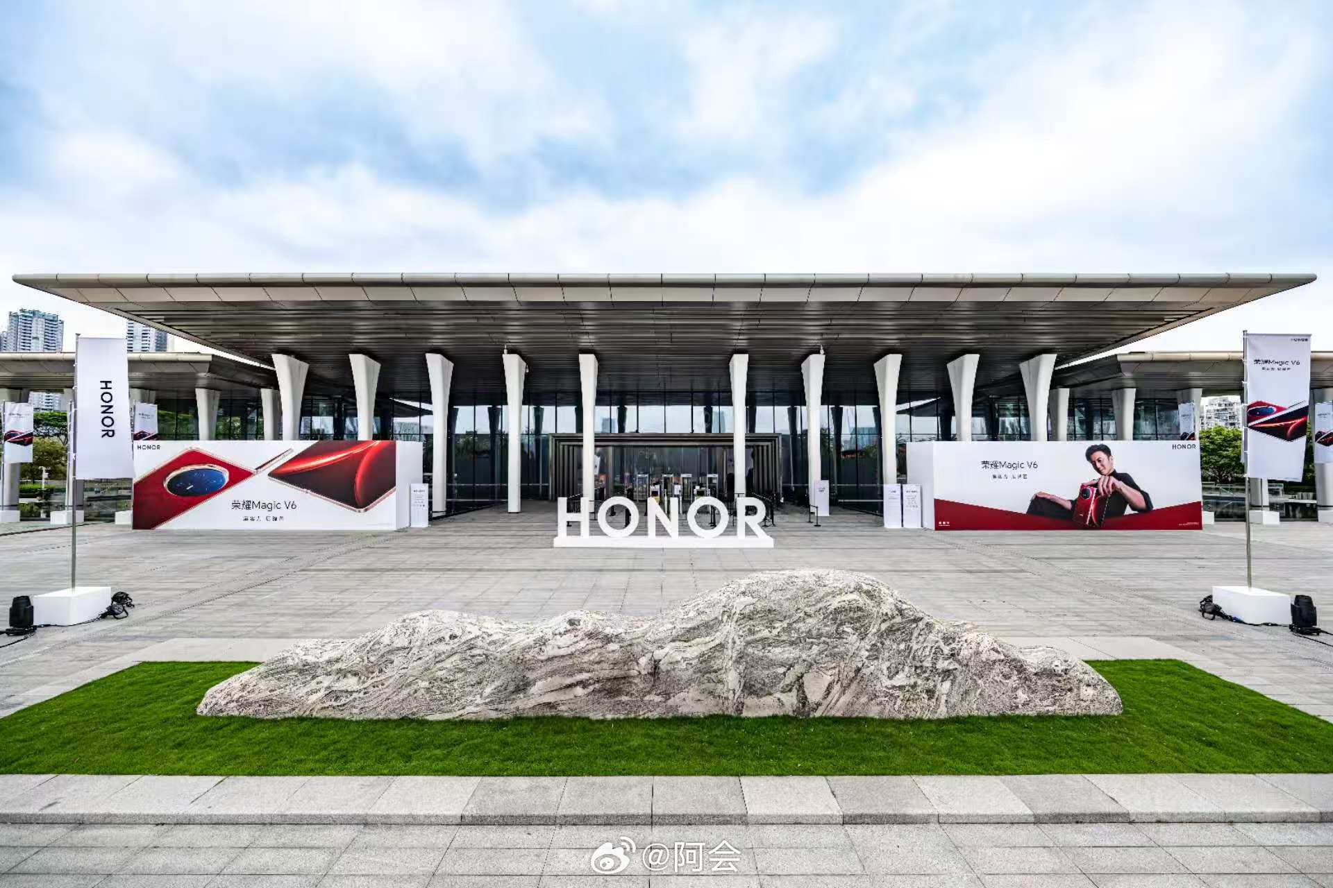 别忘了今晚是荣耀发布会请相信我，这绝对是你见过的折叠屏里屏幕最顶的，没有之一。荣