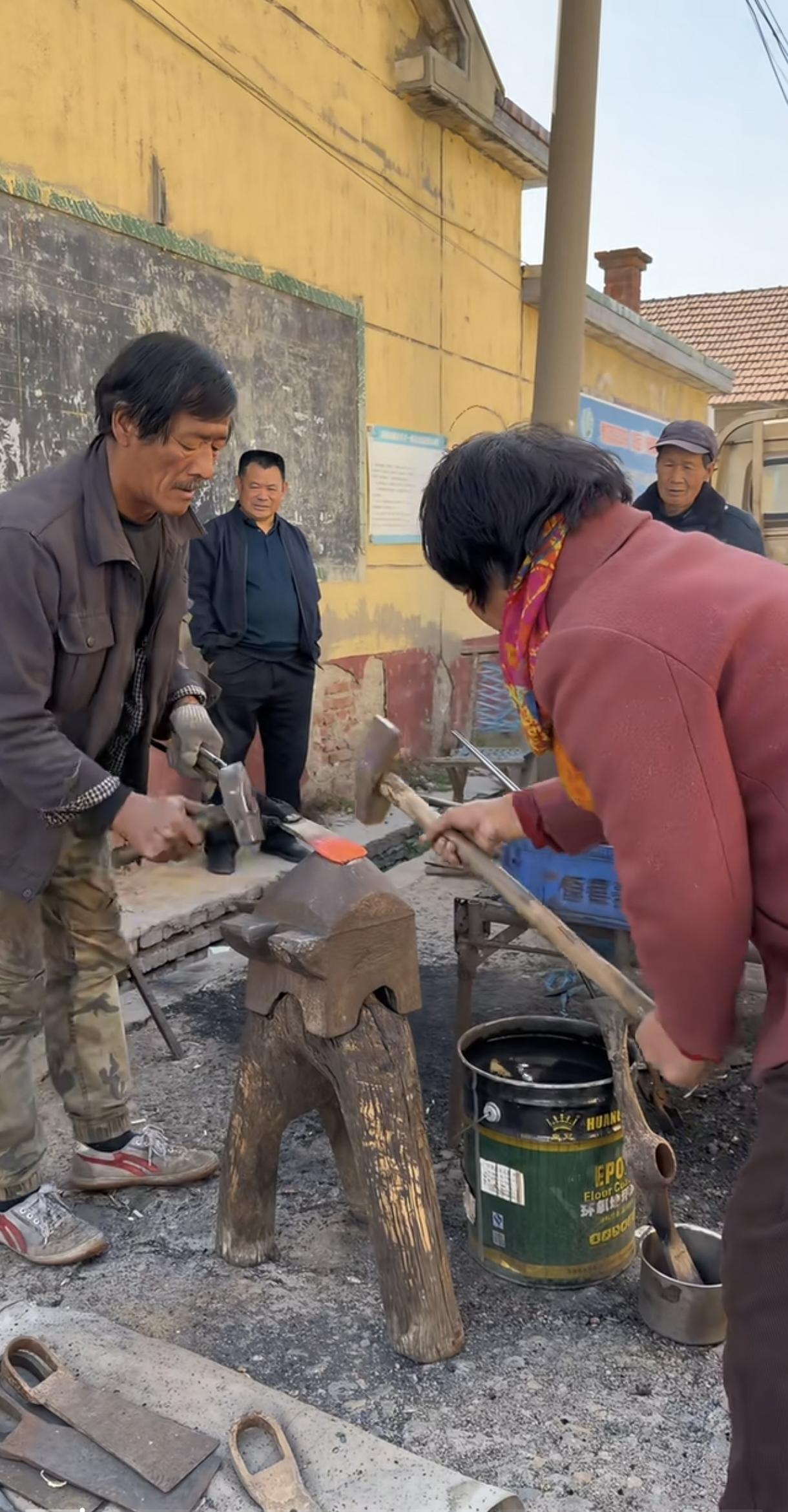 打铁老夫老妻火了，视频已经火到国外了。哇，好有节奏的律动，妻子明显很厉害，打了6