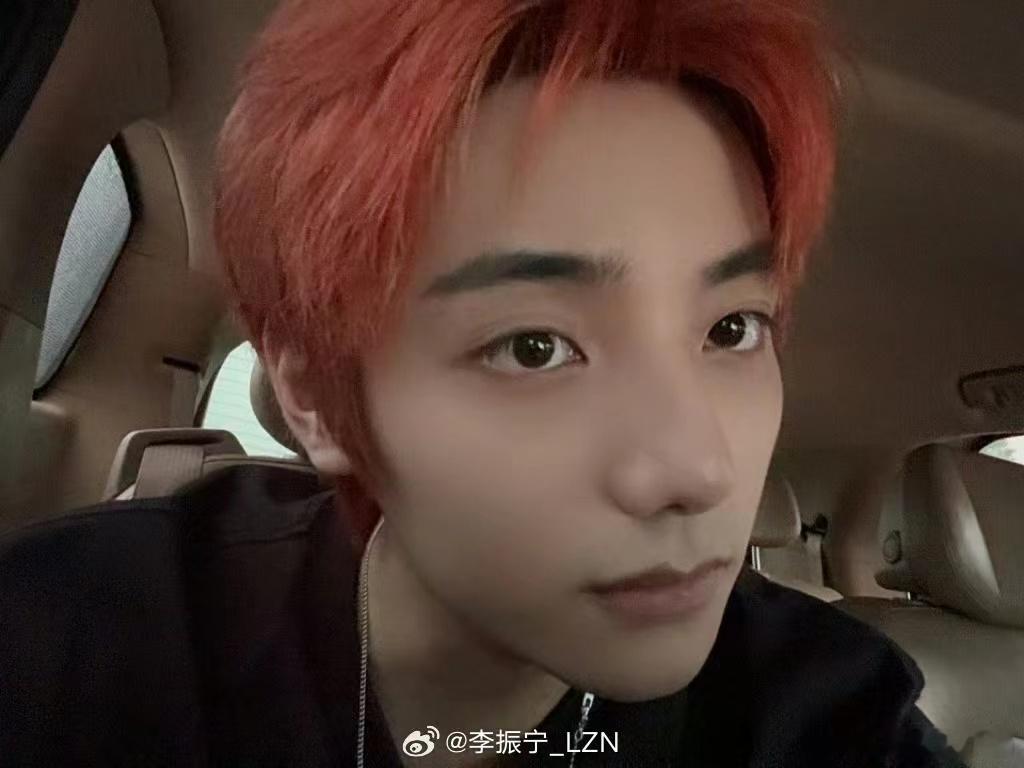 #李振宁愤怒的小鸟# 这个发色似曾相识啊 但素人家是红毛 你是橘毛啊[胖红生气]