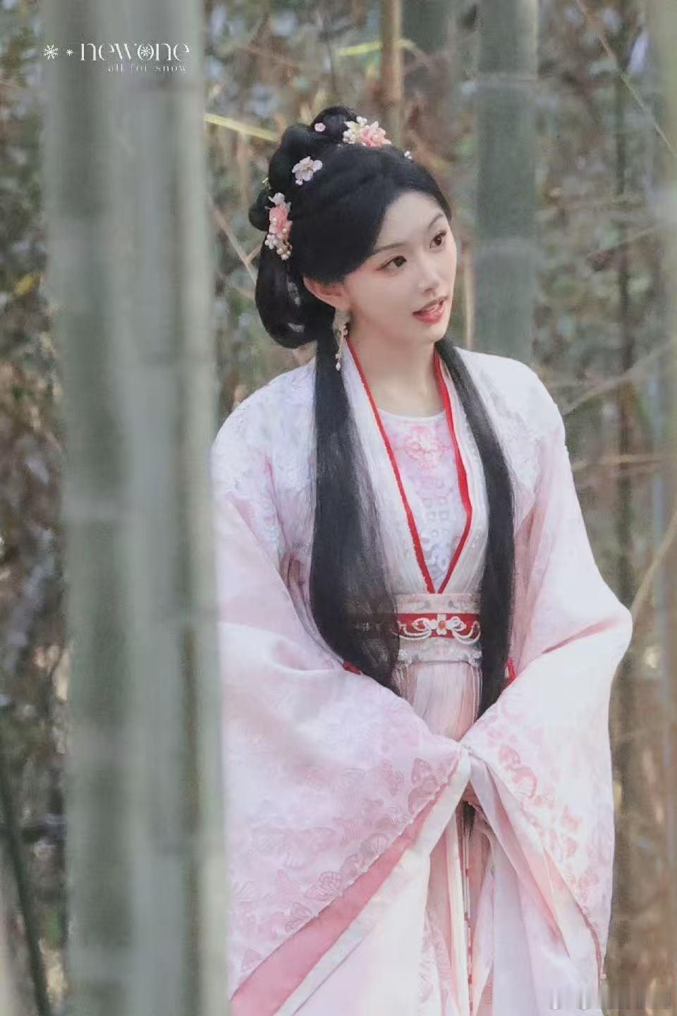 孔雪儿新剧白月光be美学 看孔雪儿饰演的穆红锦，像是走进了一段美丽又复杂的初恋故