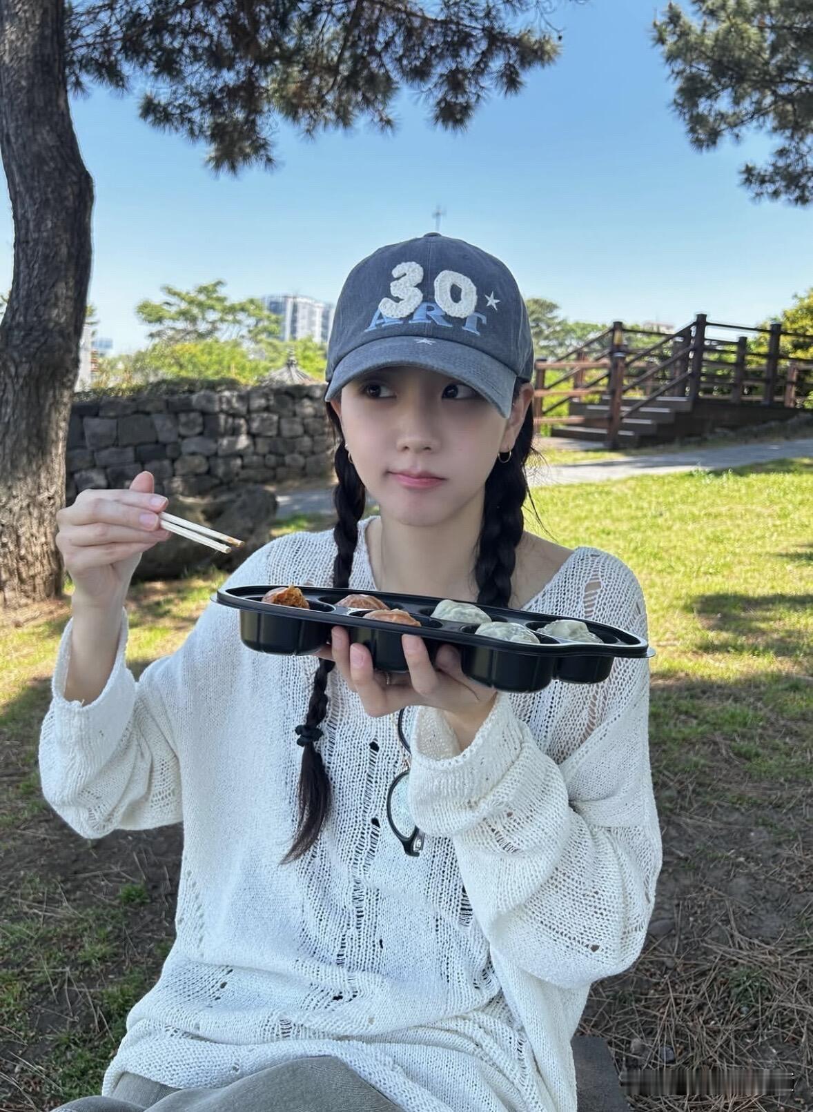 ❤️金智秀最新度假风穿搭种草，松弛感拉满！白针织+灰棒球帽，清爽又上镜，海边和小