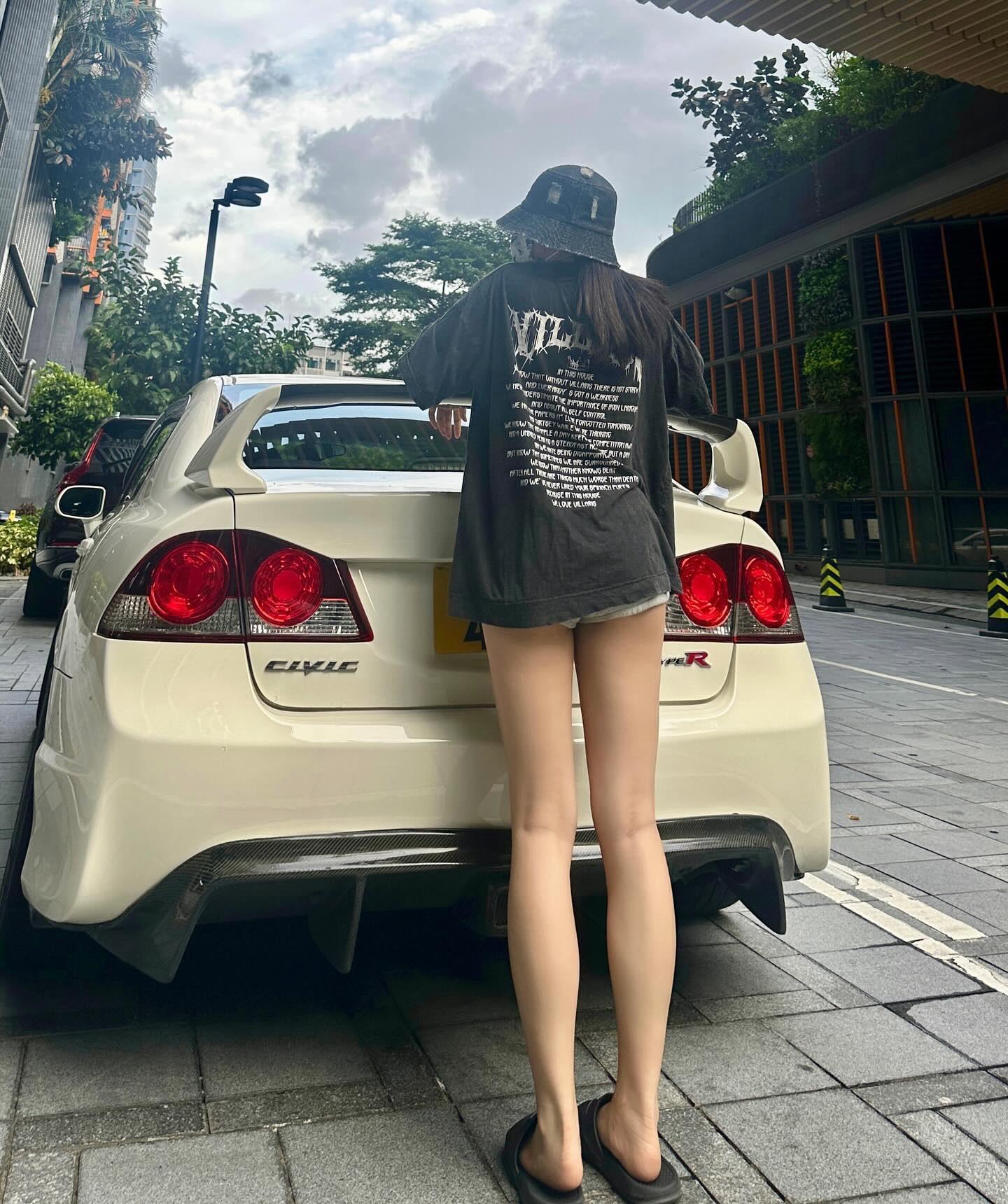 “一辈子很短 买喜欢的车 和喜欢的人 去做喜欢的事情，人无再少年”