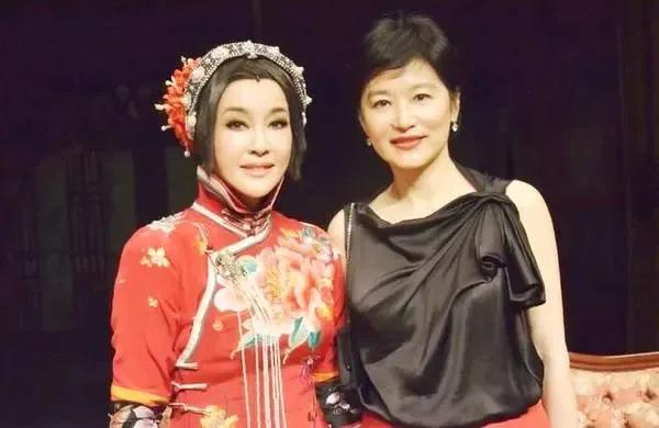在综艺节目《一路繁花》中，向太大胆向刘晓庆发问，询问其是否有过孩子。这一突如其来