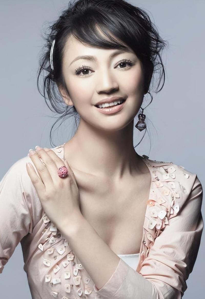 罗海琼的逆袭人生：从西北舞者到娱乐资本“罗总”
 
一、西北小城的倔丫头（197