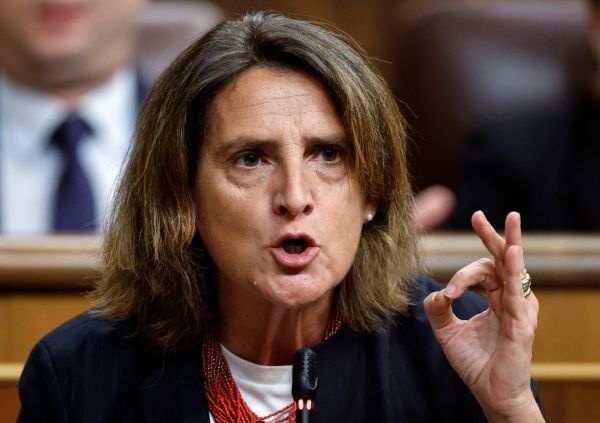 欧盟反垄断事务负责人里韦拉强烈批评美国，指责其试图通过敲诈手段迫使欧盟削弱数字法