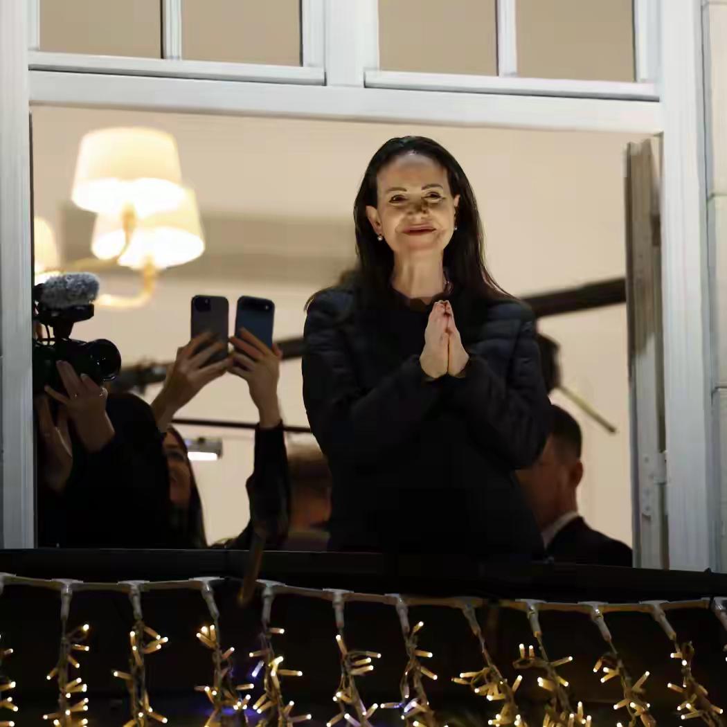 正义加持
       马查多抵达奥斯陆了，享受着英雄般的荣耀与欢呼，伴随着席卷