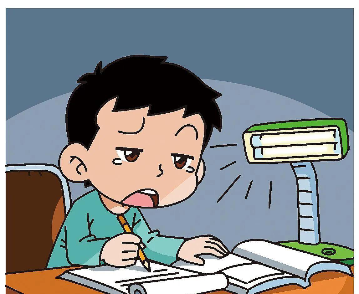 在本该充满欢声笑语的夜晚十点，临沂的许多一年级的小学生还在台灯下与作业苦苦“战斗