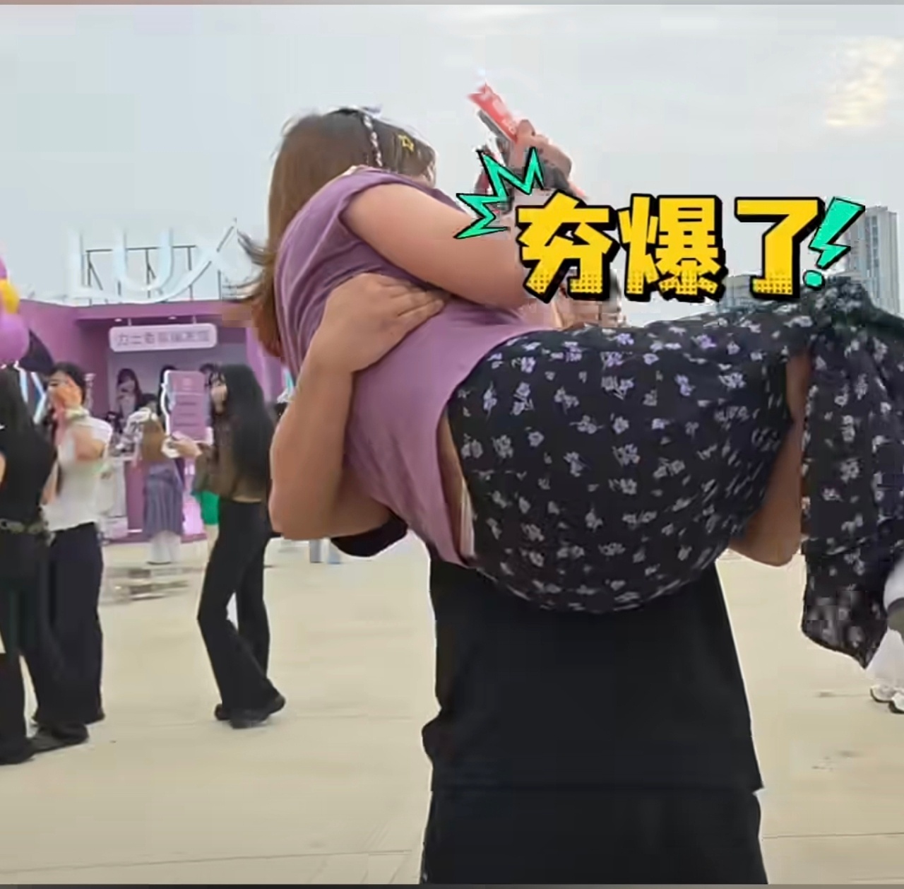 女子看音乐节中了一台汽车 这样的好运故事真暖心，希望多多益善。一次随手的参与，就