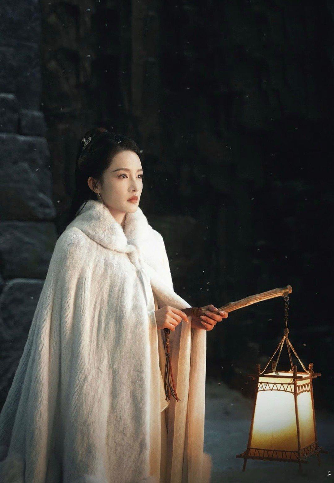 七夜雪开播以来真的要被李沁美死，光顾着看脸了，这手这仪态简直就是内娱独一无二的古