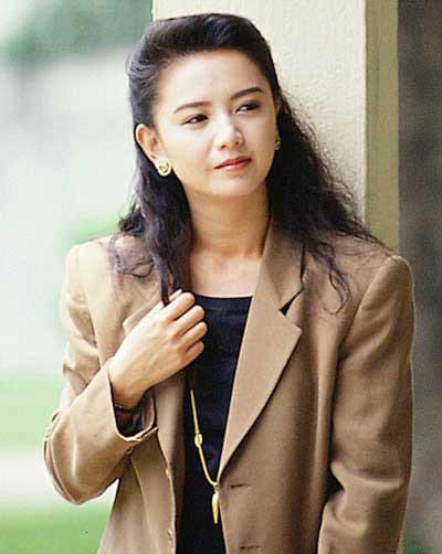 邓萃雯和曾华倩，傻傻分不清楚，港台女星里感觉她俩有些撞脸。是不是呢？
邓萃雯演技