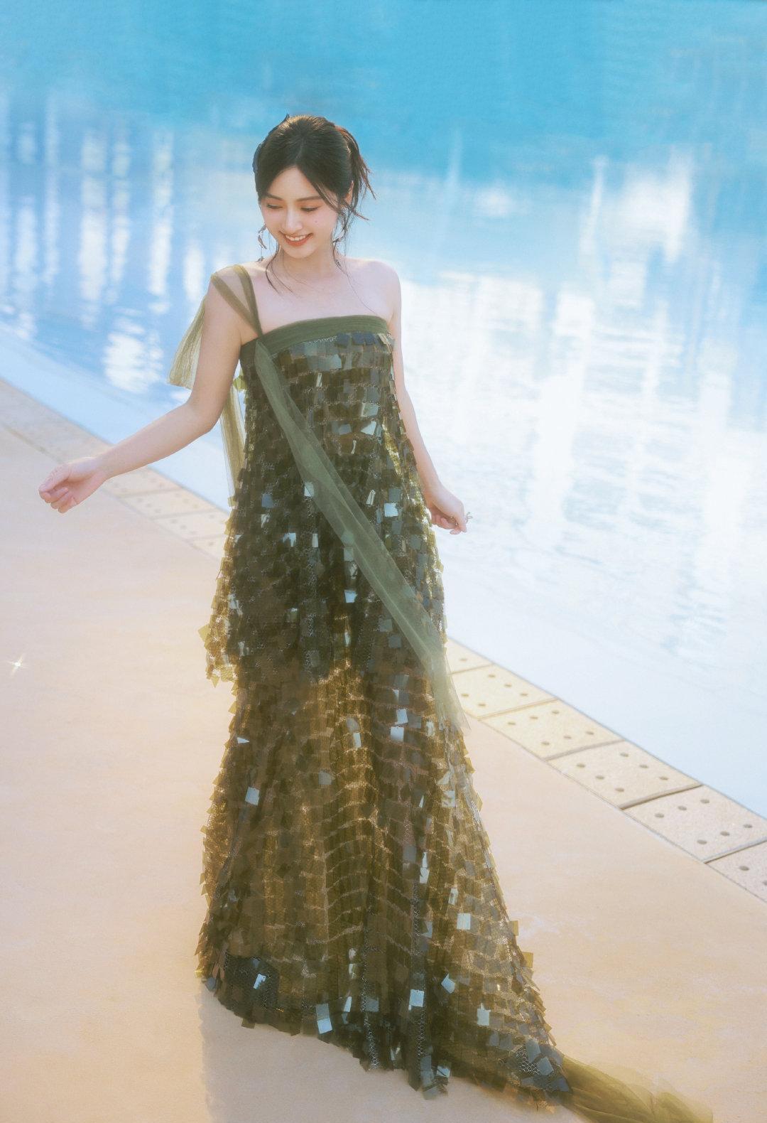 台上她接过奖杯，笑得像捡到糖的人。
台下有人鼓掌，也有人在心里翻白眼。
那抹绿色