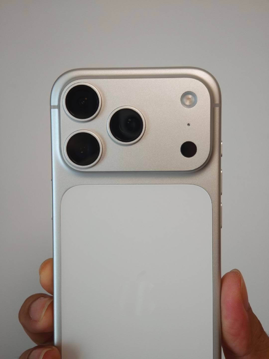 这手机散热是比标准版好哈 用起来明显比 iPhone17更烫