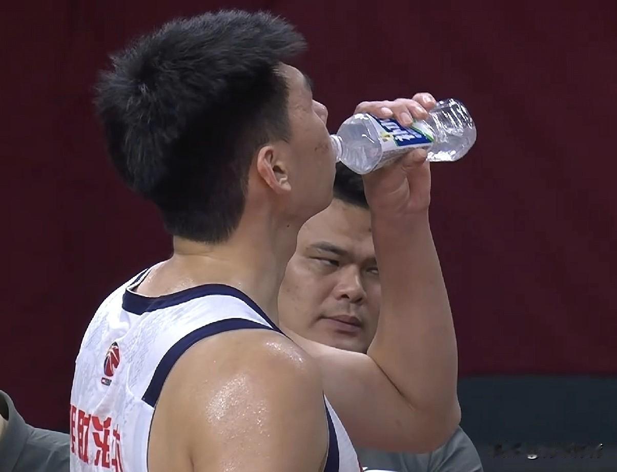 干杜峰成真？徐昕与杜峰的矛盾众所周知，CBA季后赛今晚正式开打，目前半场已结束，