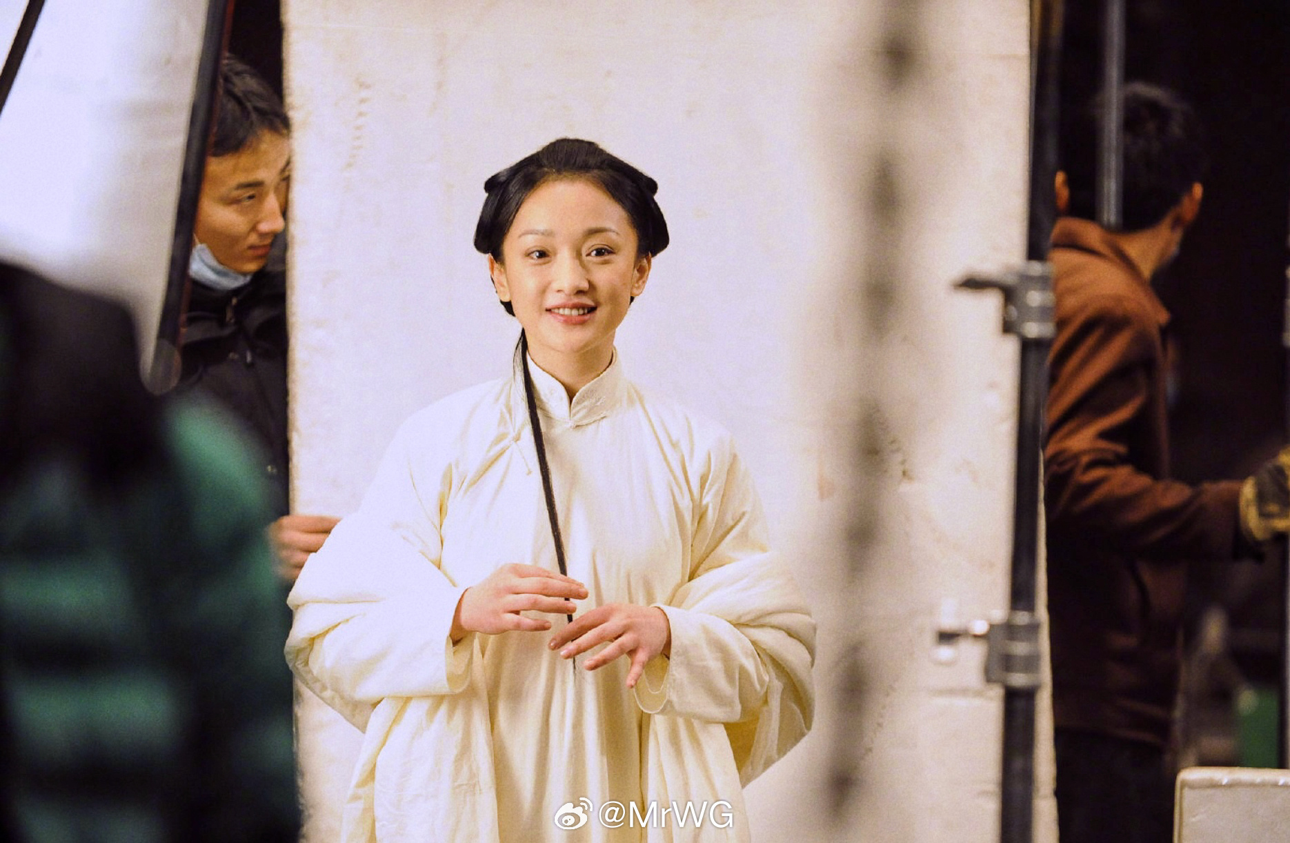 周迅[超话]搭乘花絮去幕后 A面端庄，B面萌甜，婉约清新的“袁英”——2009年