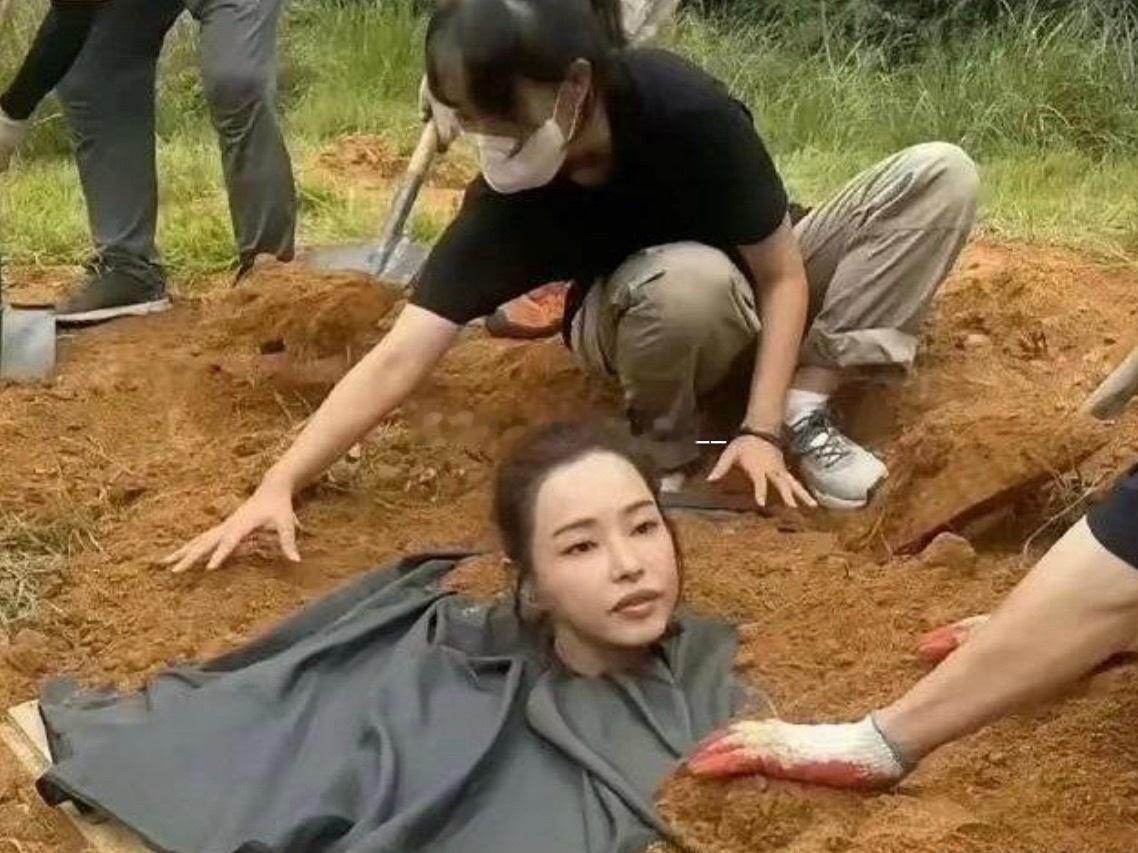 原来这种被埋的戏演员的身体根本接触不到泥土 