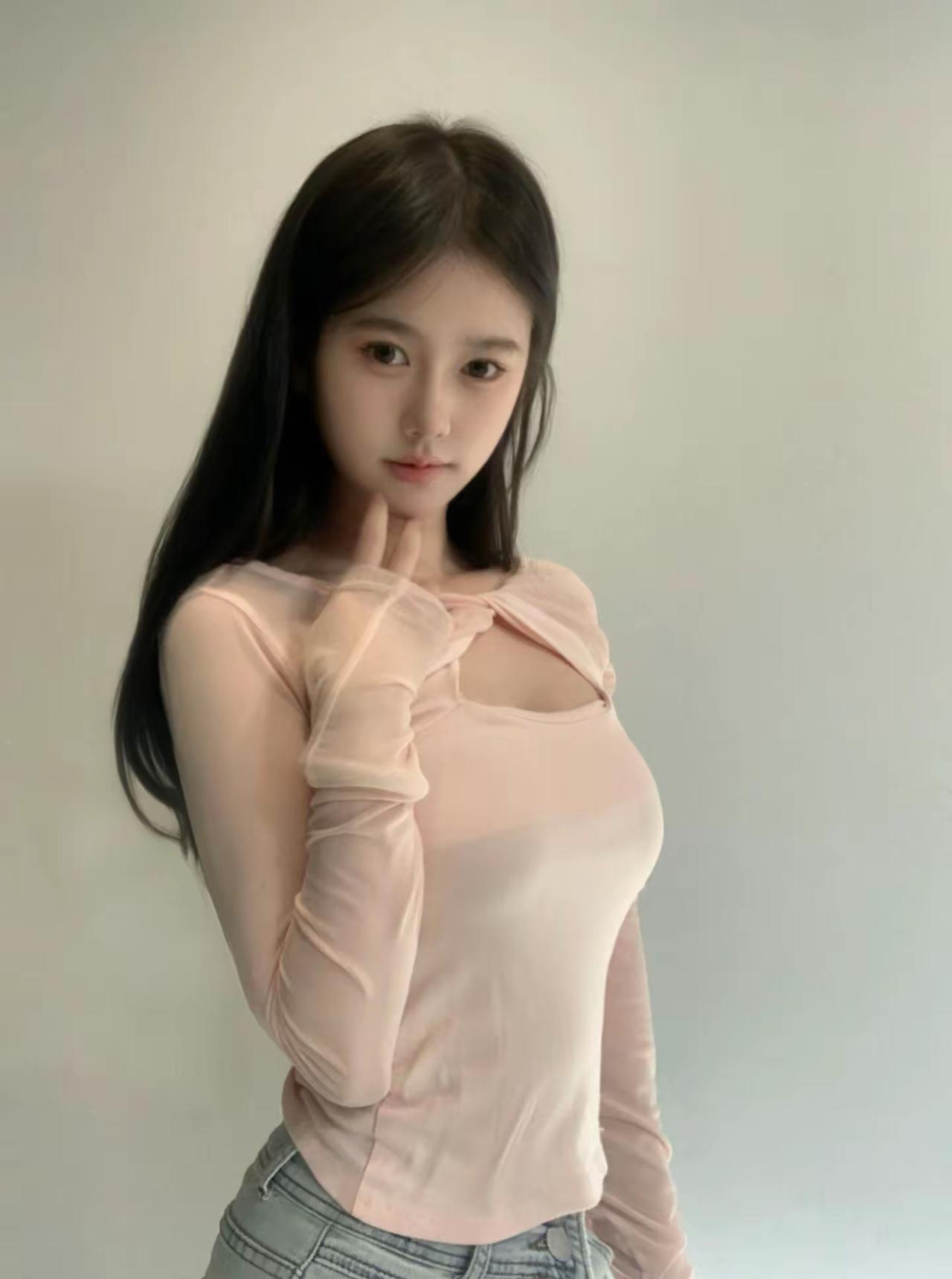 温柔甜美的少女风穿搭，粉色上衣搭配牛仔裤，清新自然。