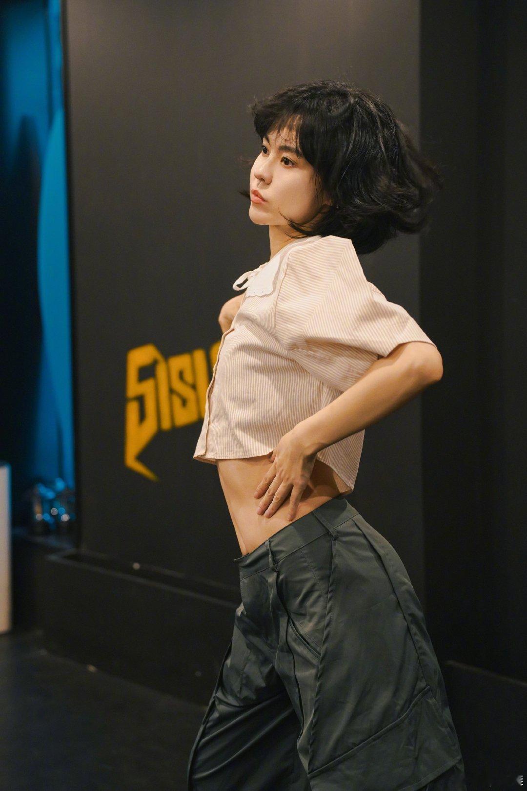 #郁可唯[超话]##郁可唯求观众删视频# 哈哈哈郁可唯好好玩，感谢她精心准备的舞