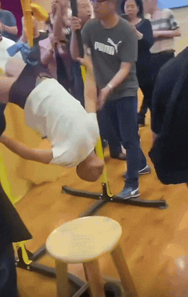 我的天啦！这是哪个高手的弟子，又是哪个门派的功夫？看上去好像挺厉害的样子。
这位