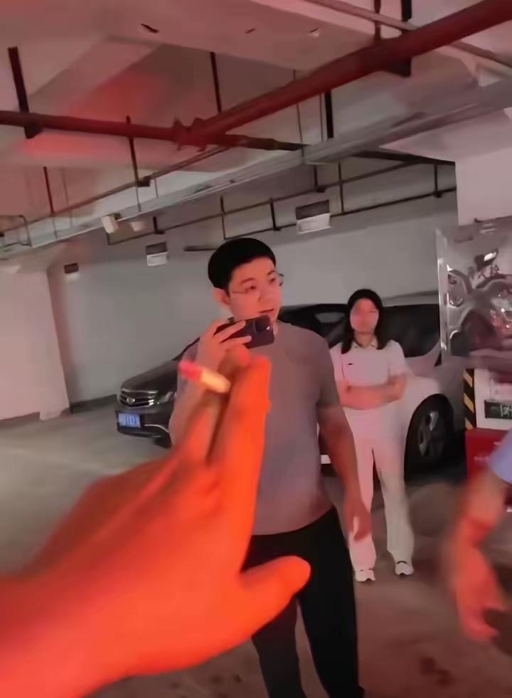 [吃瓜群众]有一说一，长沙“霸位姐”的事，其实和“特权行为”真没关系，只是在邻里