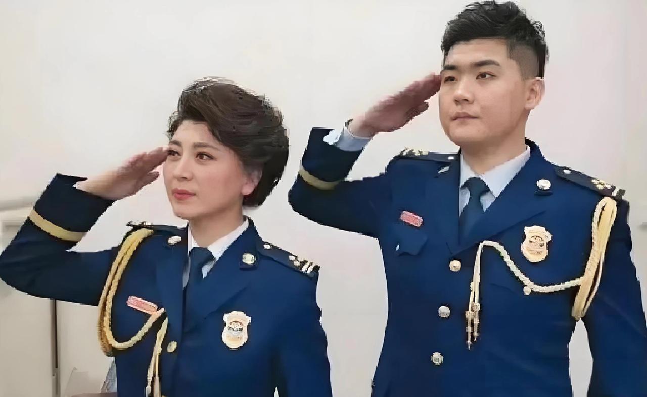 “酸黄瓜”的瓜现在已不香了，

闫某晶又爆出一猛料，

她儿子考中央戏剧学院时，