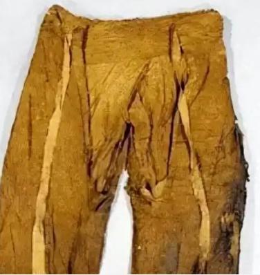 1988年，在江西出土的一具女尸，当褪下她的衣服时，发现女尸的身体下面有一团奇怪