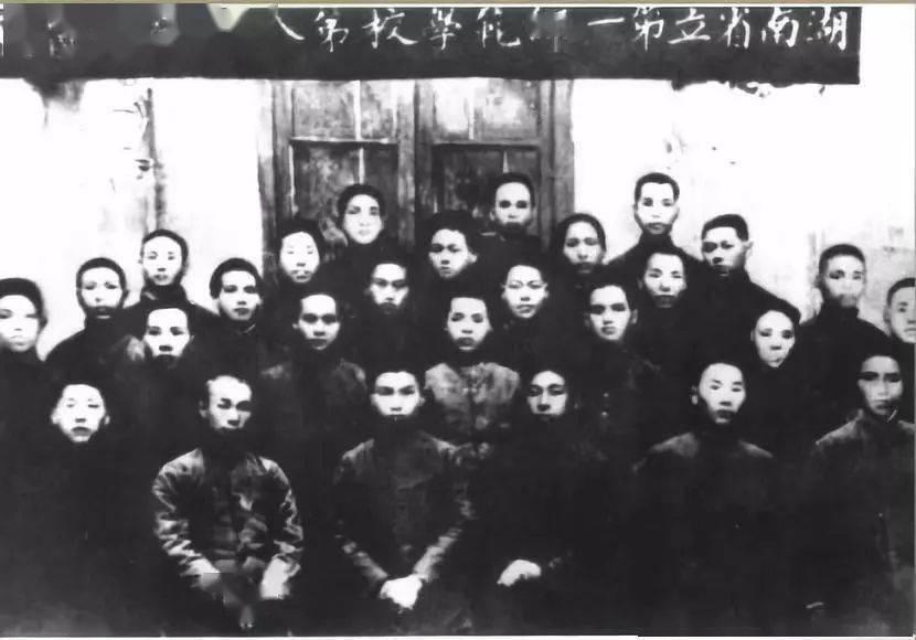 这是毛主席的毕业照，照片拍摄时间是1918年3月，当时毛主席刚从湖南省立第一师范