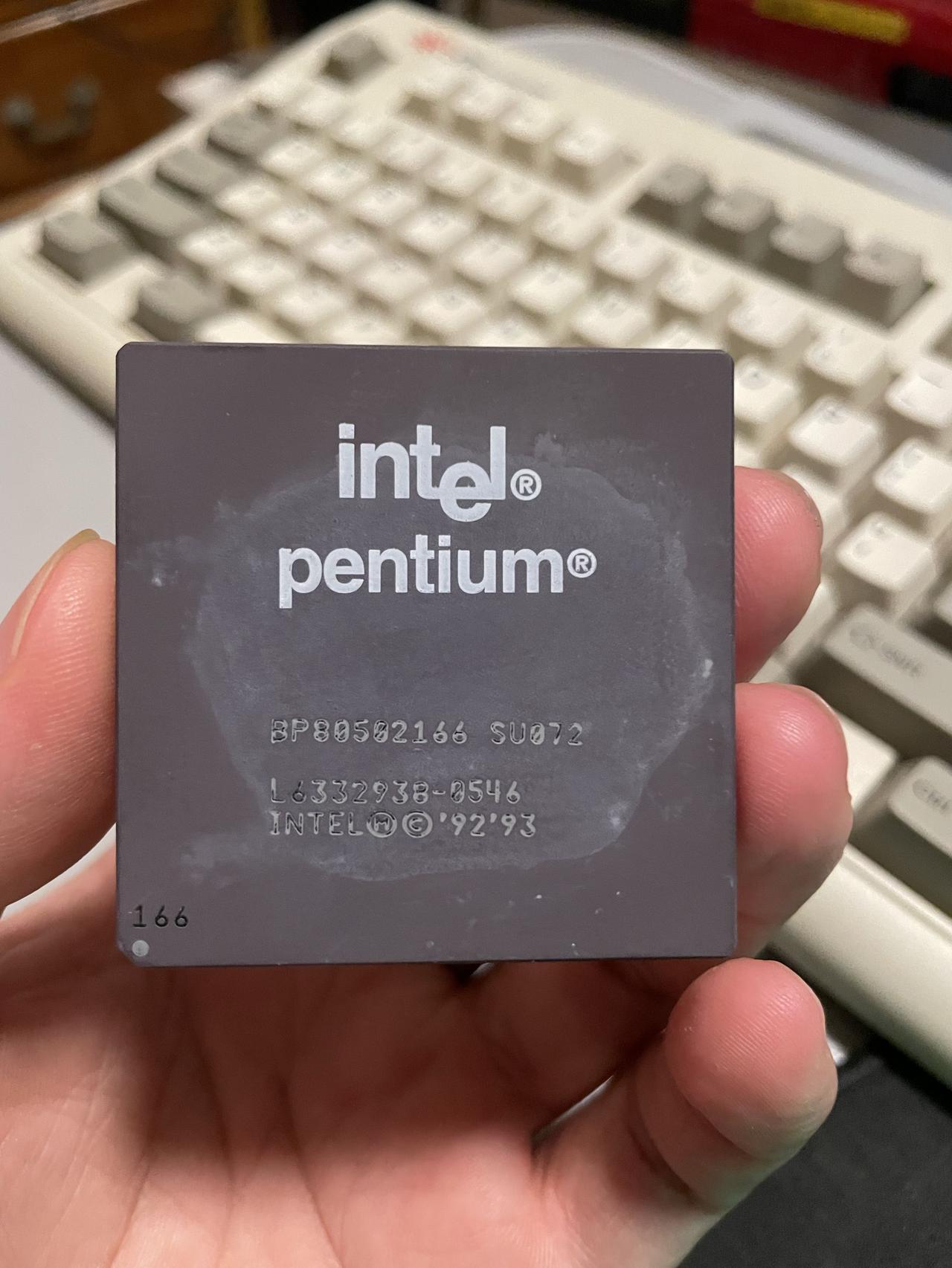 今天在广州鬼市花了50元淘了这颗Intel Pentium 166，1993年的