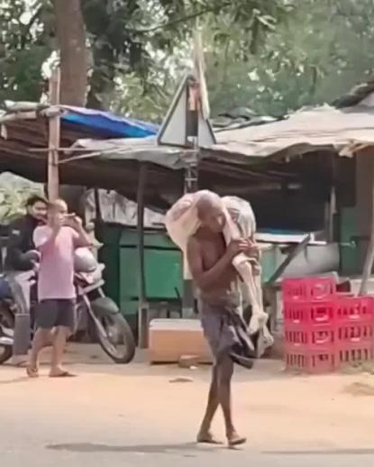 印度男子挖出亡姐遗骸一路扛到银行大厅自证离世！此前银行表示必须户主本人来才能取走