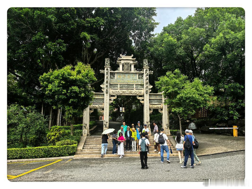 我们的运气是真好，台风都绕着走。逛完洛阳桥又来到泉州南少林寺，相比10年前规模扩
