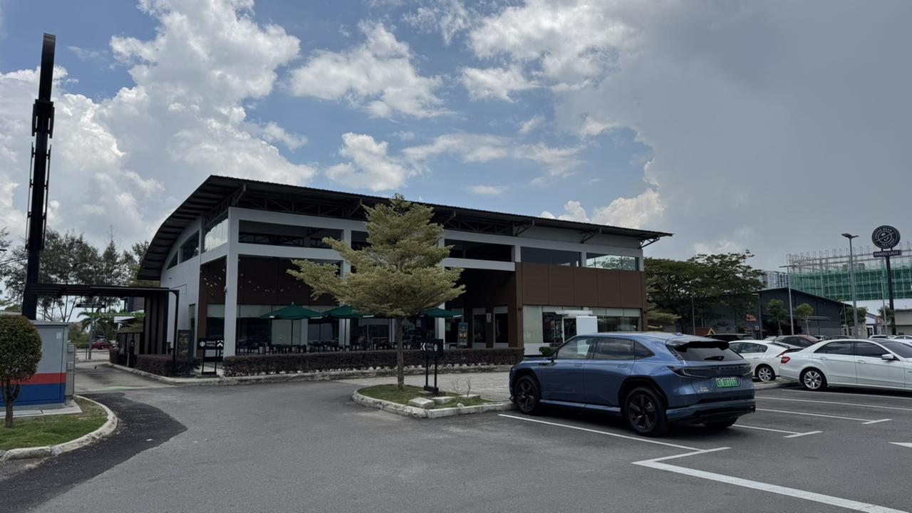 从亚洲大陆最南端出发🛫
开着纯电本田P7
一路巡逻充电桩
另一边巡查茶餐厅
这