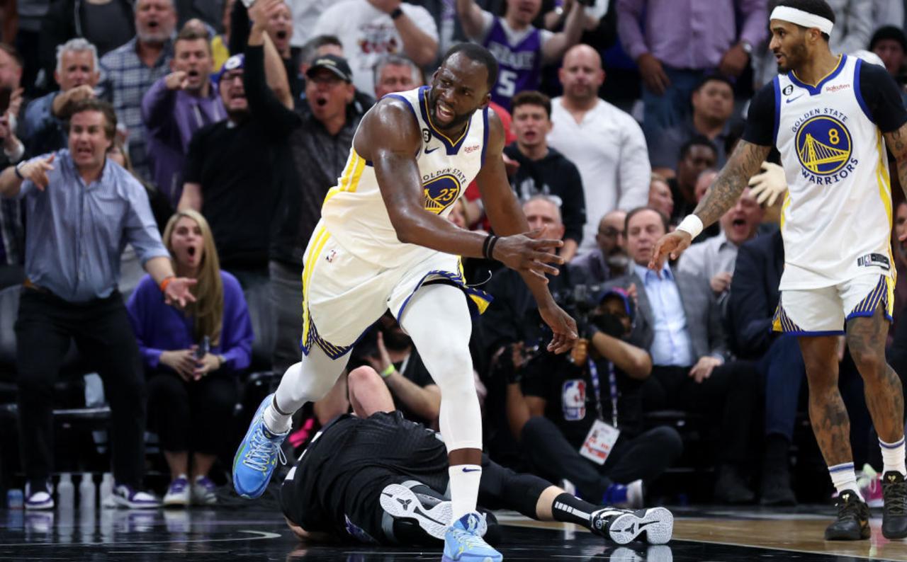 曝追梦格林要求验伤，控诉国王队小萨博尼斯将他的脚踝抓伤！

NBA季后赛正在激烈