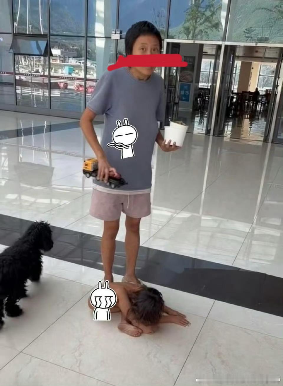 家属将给野人小孩落户北京网传系野人小孩母子。从眼神及僵直的肢体动作看，母亲疑似有