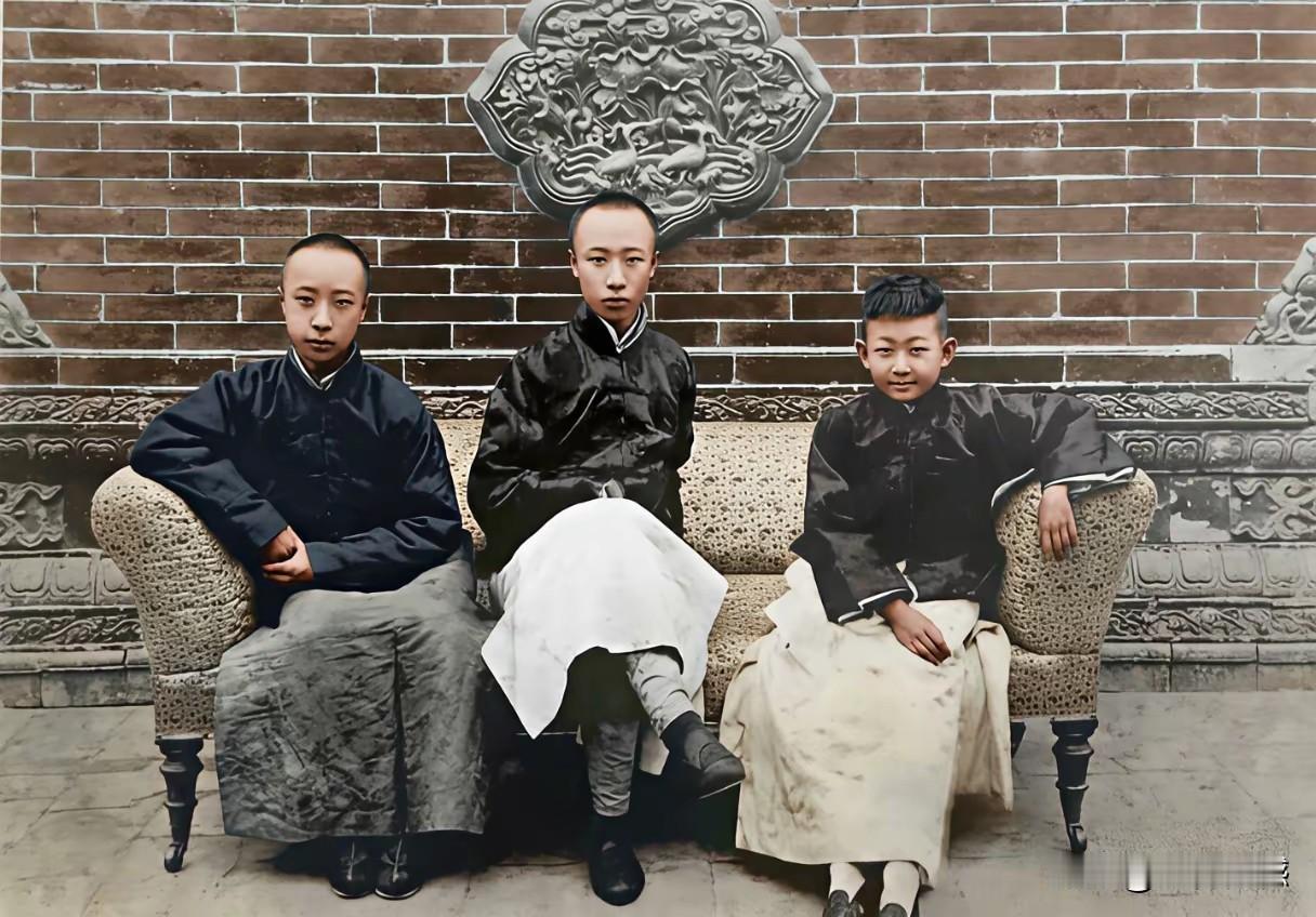 新年看看一些过去的老照片，感觉也是一件非常有趣的事情，今天看到这张照片，是爱新觉