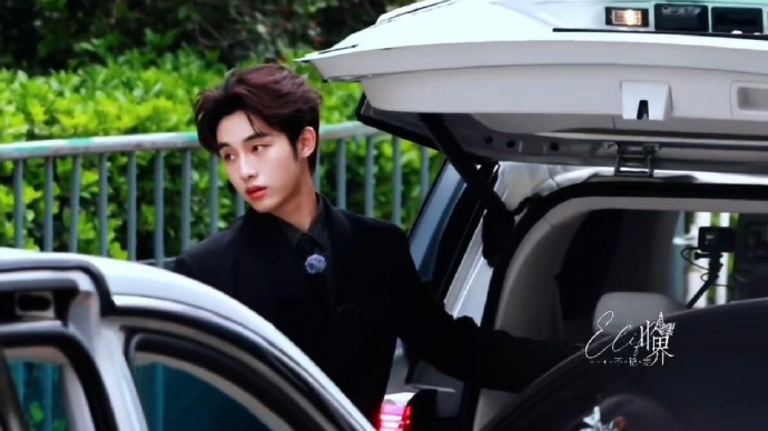 董思成黑西装出街 被董思成这套黑西装撩到了，《风华合伙人》路透里露额头清爽帅气，