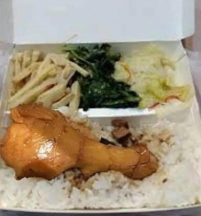 以为是鸡腿，咬了一口，发现是生姜……
没错，生姜、生姜、生姜[泪奔][泪奔][泪