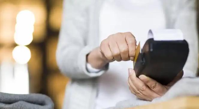 广东深圳，女子着急用钱，就连续在微粒贷上借了两笔，分别是4万元和2.5万元。可事