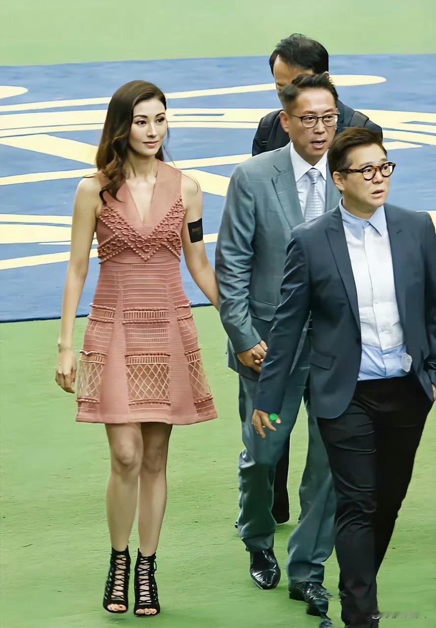 63岁的许晋亨和55岁的李嘉欣也太甜了吧！大街上两人十指紧扣，李嘉欣不愧是美人胚