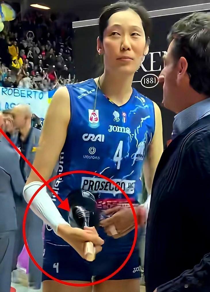 MVP光环下，教练组就在现场，却选择了零交流。
朱婷刚在意大利砍下全场最高分，带