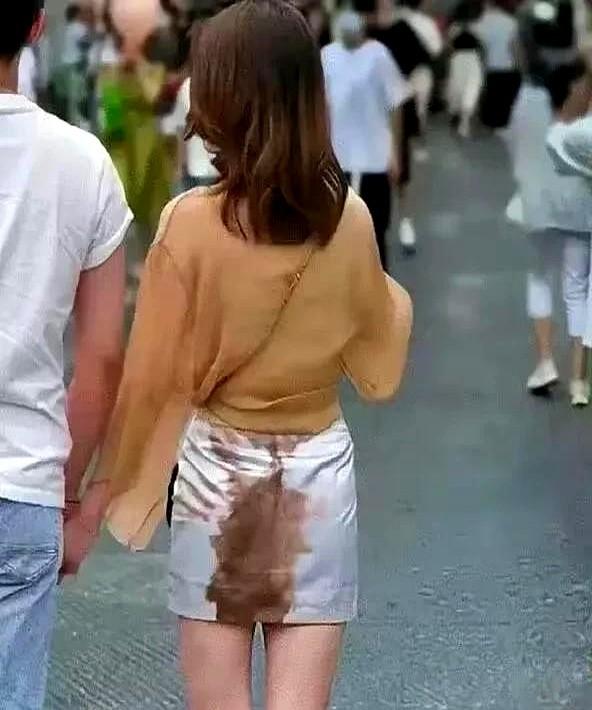 你敢信吗巴黎世家这条“姨妈裙”售价人民币9.4万！

！

！

这价格都能买辆