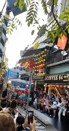 一个越南网友发帖，一句话就戳中了无数人的心窝子。

他说，我们拼了命从中国独立出