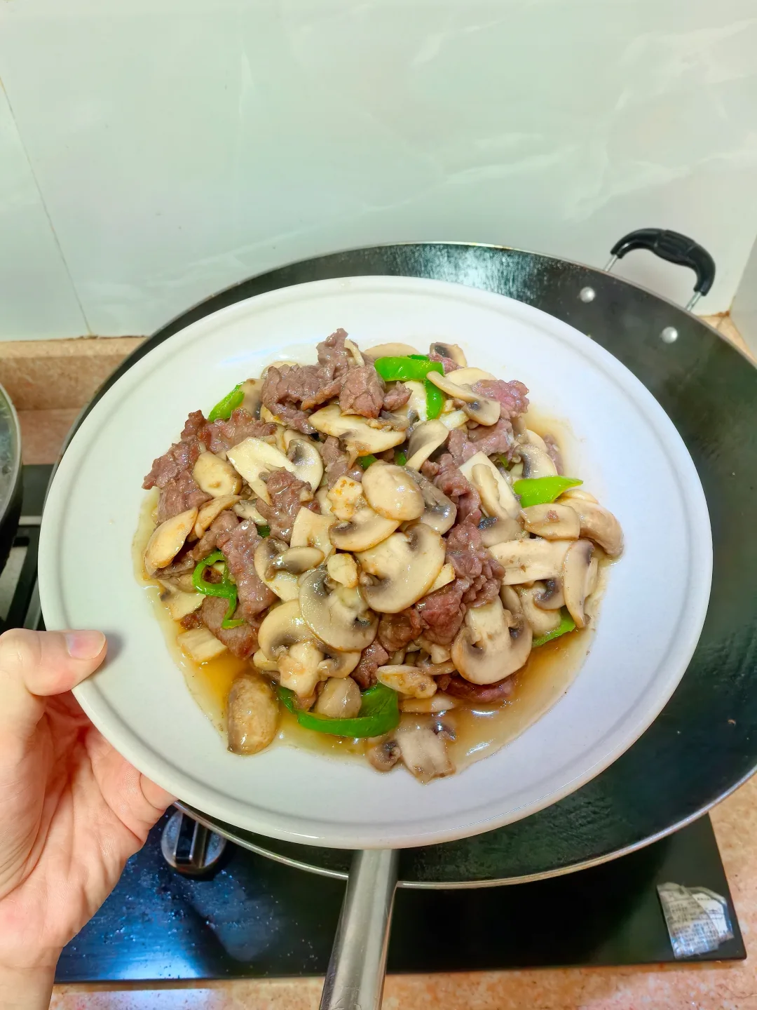 口蘑炒牛肉，真的香啊，妥妥的米饭杀手！