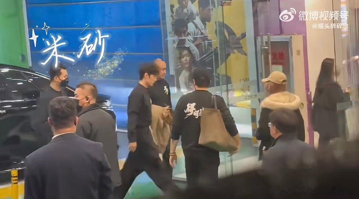 肖战宜昌见面会造型 肖战穿组服登场，现场尖叫声响彻全场，得闲谨制的穿搭适配度拉满