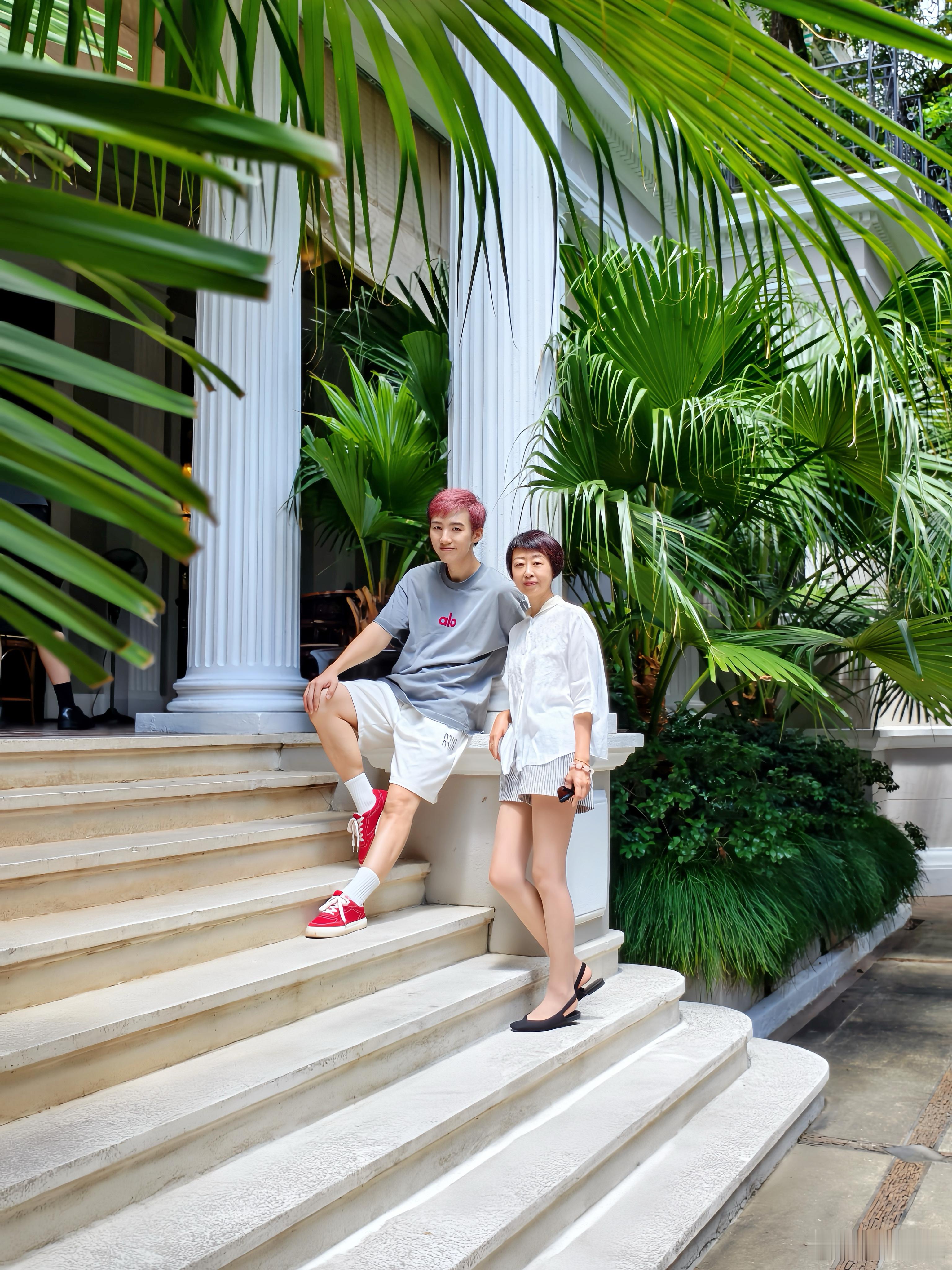 中午在迷上Prada 荣宅 和小伙伴们过七夕。收获人像大师鱼菲和阮雯拍摄几张照片