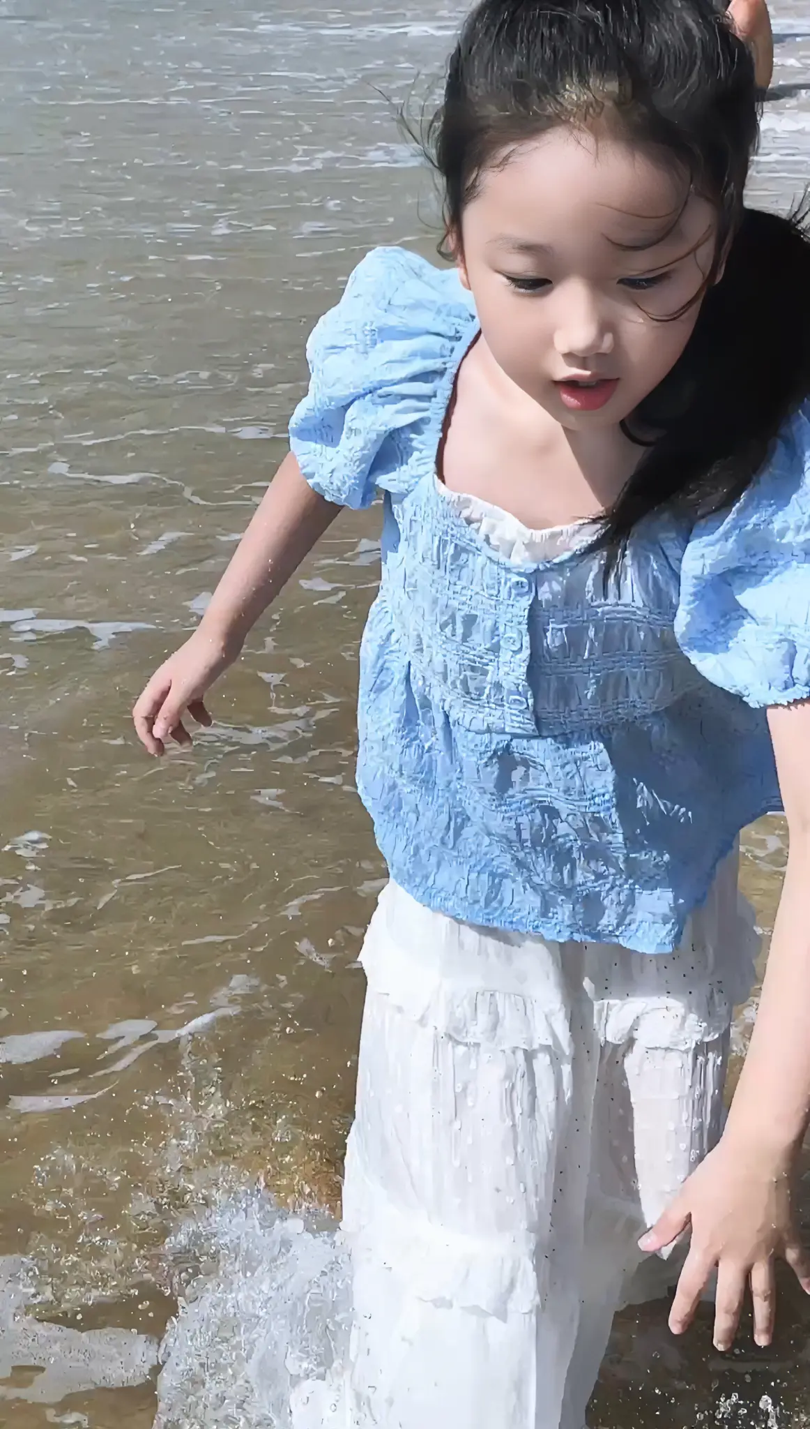 去海边吧！因为那里的风会吹弯你的嘴角😊。
