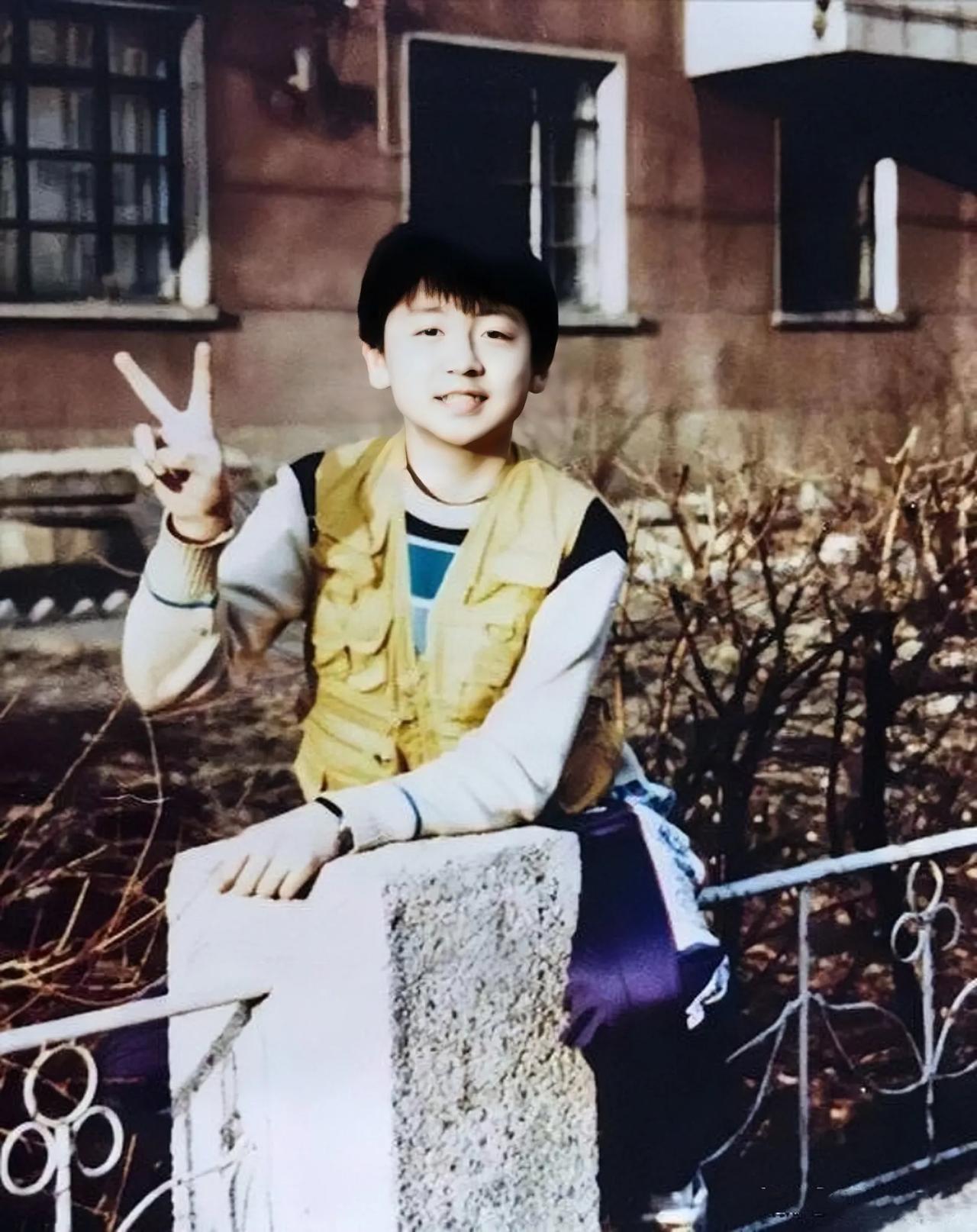 80年代的辽宁鞍山，小时候的雷佳音的一张留影，那时的“雷大头”是个眉目清秀的小帅