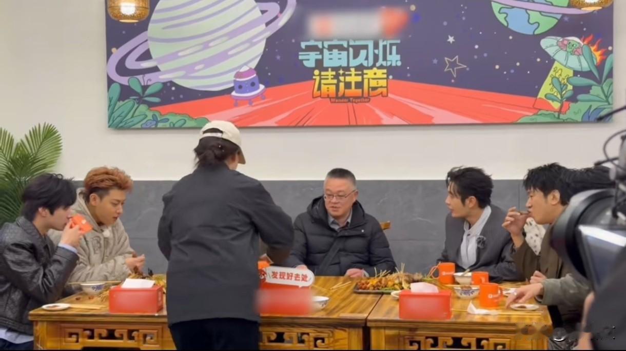 黄晓明辈分乌龙笑喷！喊王鹤棣爸爸“叔叔”，才知只比自己小5岁
 
内娱辈分修罗场