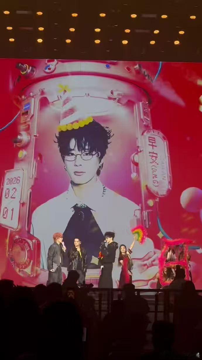 半个哈圈都来给早安过生日了 半个哈圈都来给早安庆生，同框的他们气场十足，感觉随便