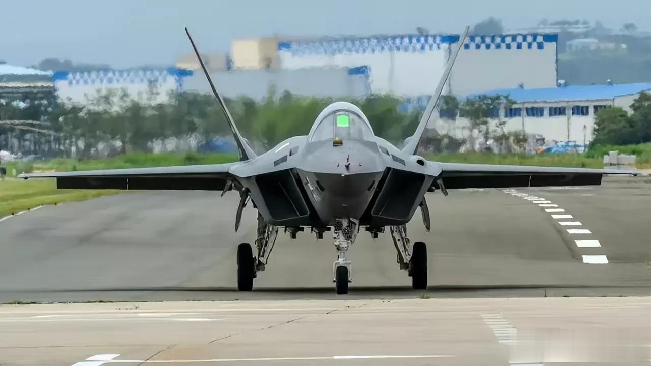 狂言！歼-20就是垃圾，根本就不是什么5代机。
韩国正式将KF-21命名为“猎鹰