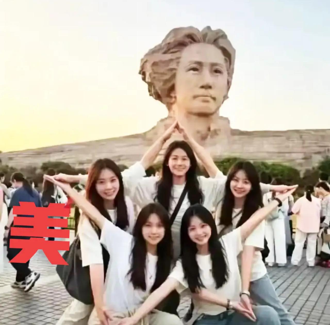 重庆五个女孩火了。没穿汉服，没挂滤镜，没摆剪刀手，五个人在橘子洲头的雕像前用身体