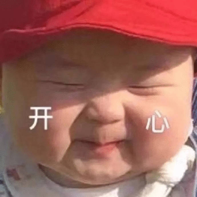 今晚在楼下陪安安和她的两个好朋友玩。三个小女孩玩累了想吹空调，就钻进瑞幸店里。过